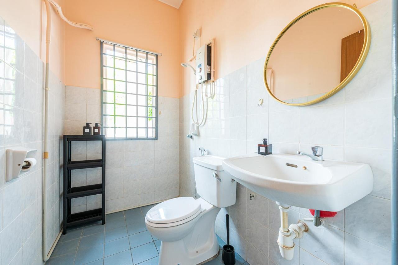 Tanjung Sepat 3 Bedrooms Cozy House for 8 Pax Sungai Pelek Bagian luar foto