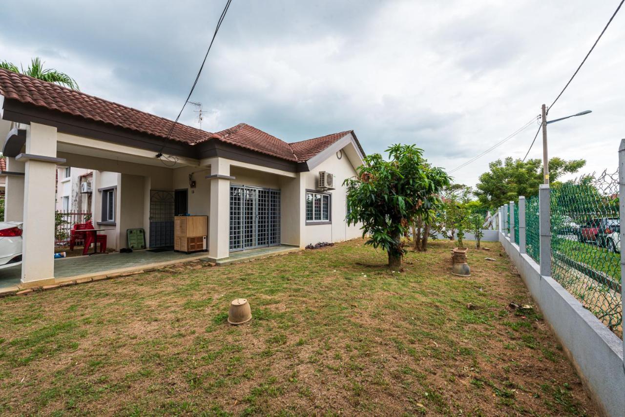 Tanjung Sepat 3 Bedrooms Cozy House for 8 Pax Sungai Pelek Bagian luar foto